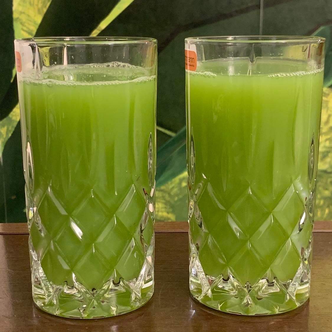 Zwei Gläser kaltgepresster grüner Saft – belebend und vitaminreich Frischer grüner Saft in Gläsern