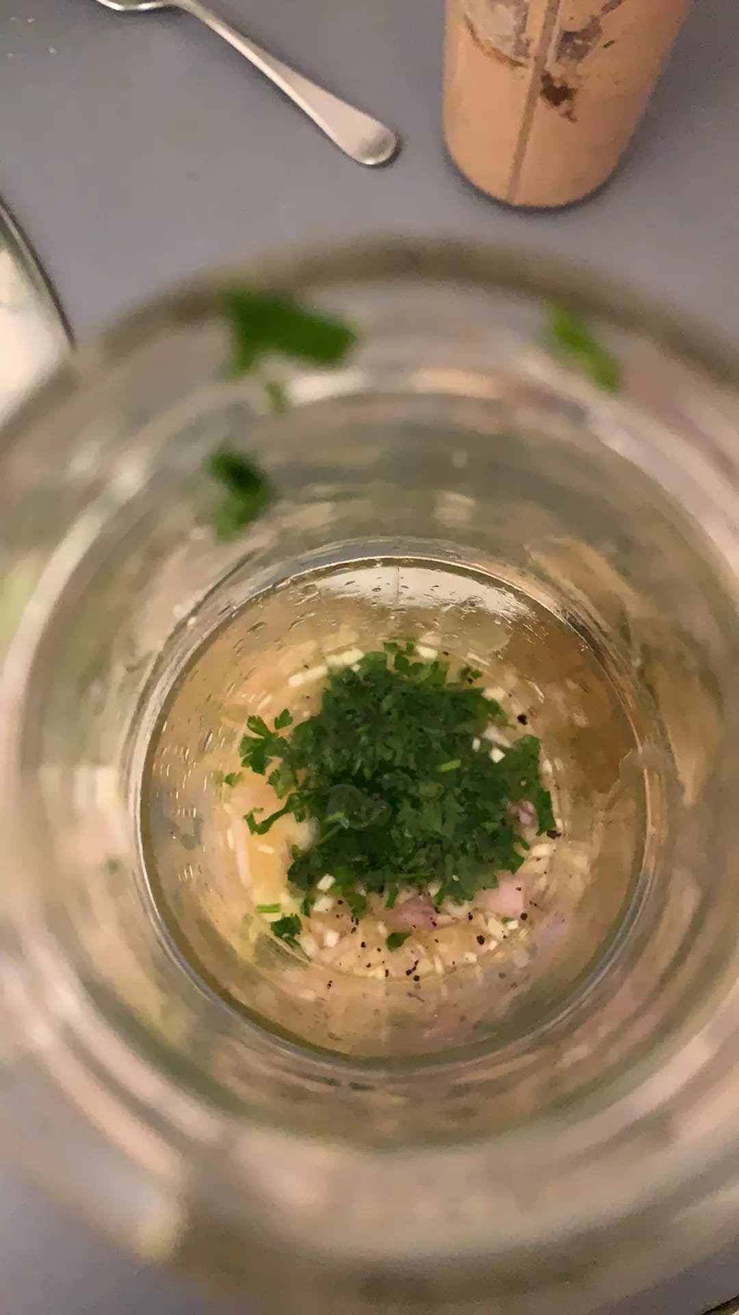 Einfache Kräuter-Vinaigrette mit Schalotten, Petersilie, Zitrone und Pfeffer Hausgemachtes Kräuter-Dressing im Glas