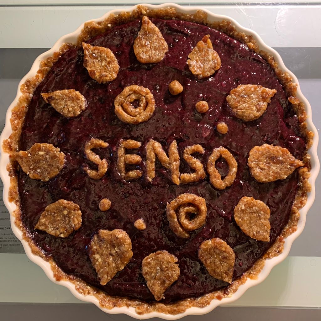 Hausgemachte Beeren-Tarte mit dekorativer Oberfläche und SENSO-Schriftzug Beeren-Tarte mit Haferkruste