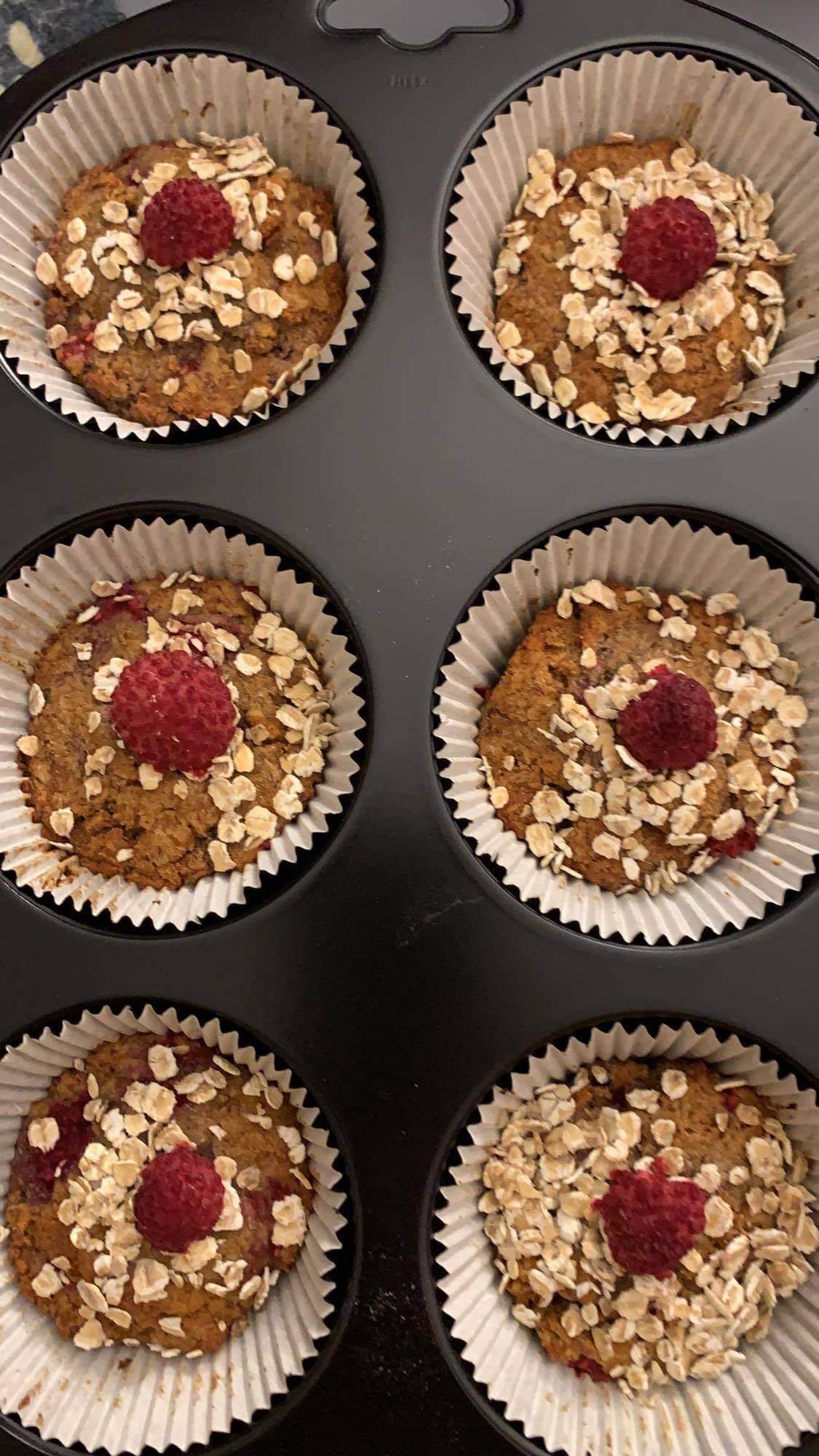 Ballaststoffreiche Muffins mit Haferflocken und frischen Himbeeren Himbeer-Hafer-Muffins im Backblech