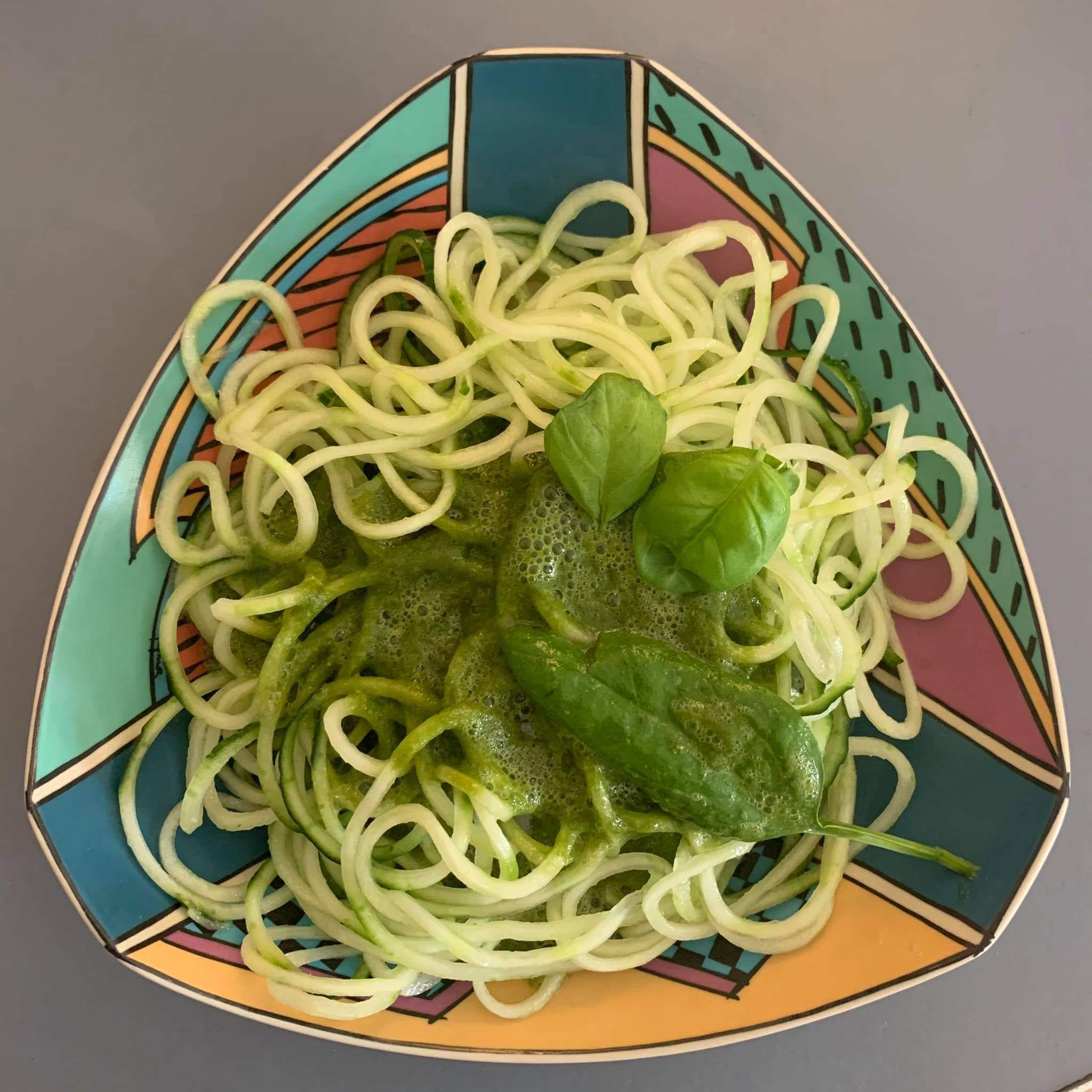 Leichte Zoodles mit cremigem Basilikum-Pesto Zucchini-Nudeln mit Basilikum-Pesto